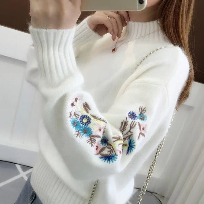 SASKIA | Thick cotton knit sweater with floral embroidery.