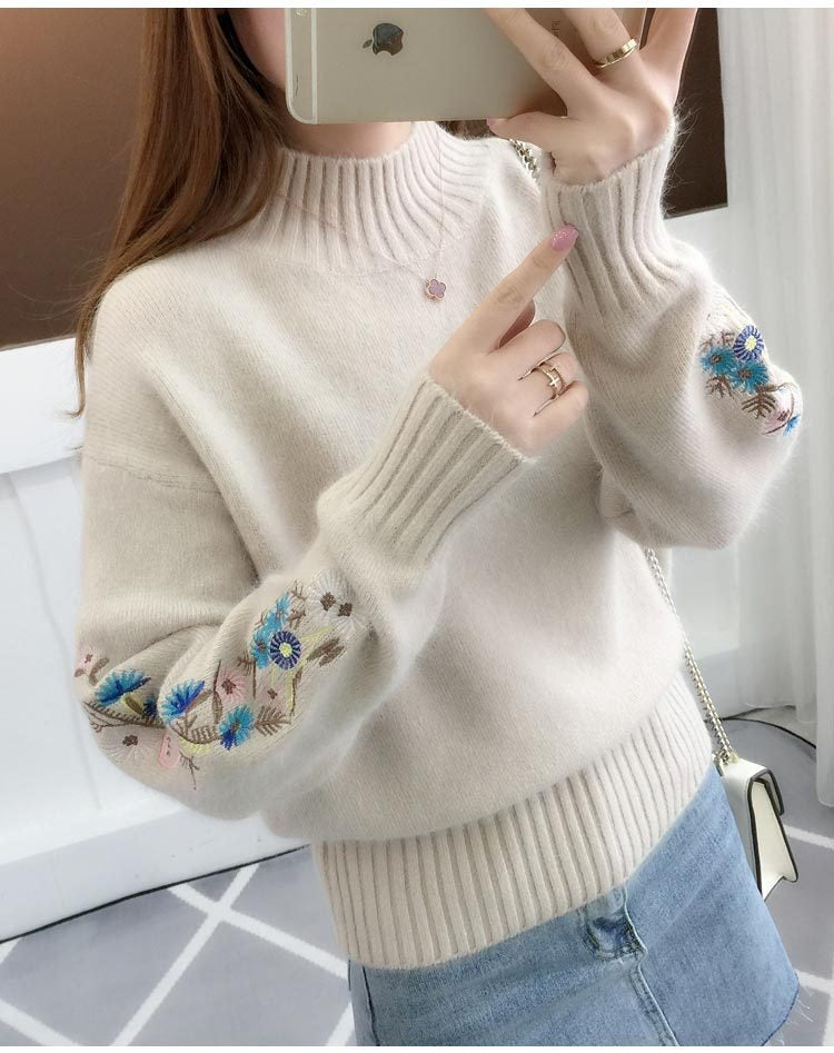 SASKIA | Thick cotton knit sweater with floral embroidery.
