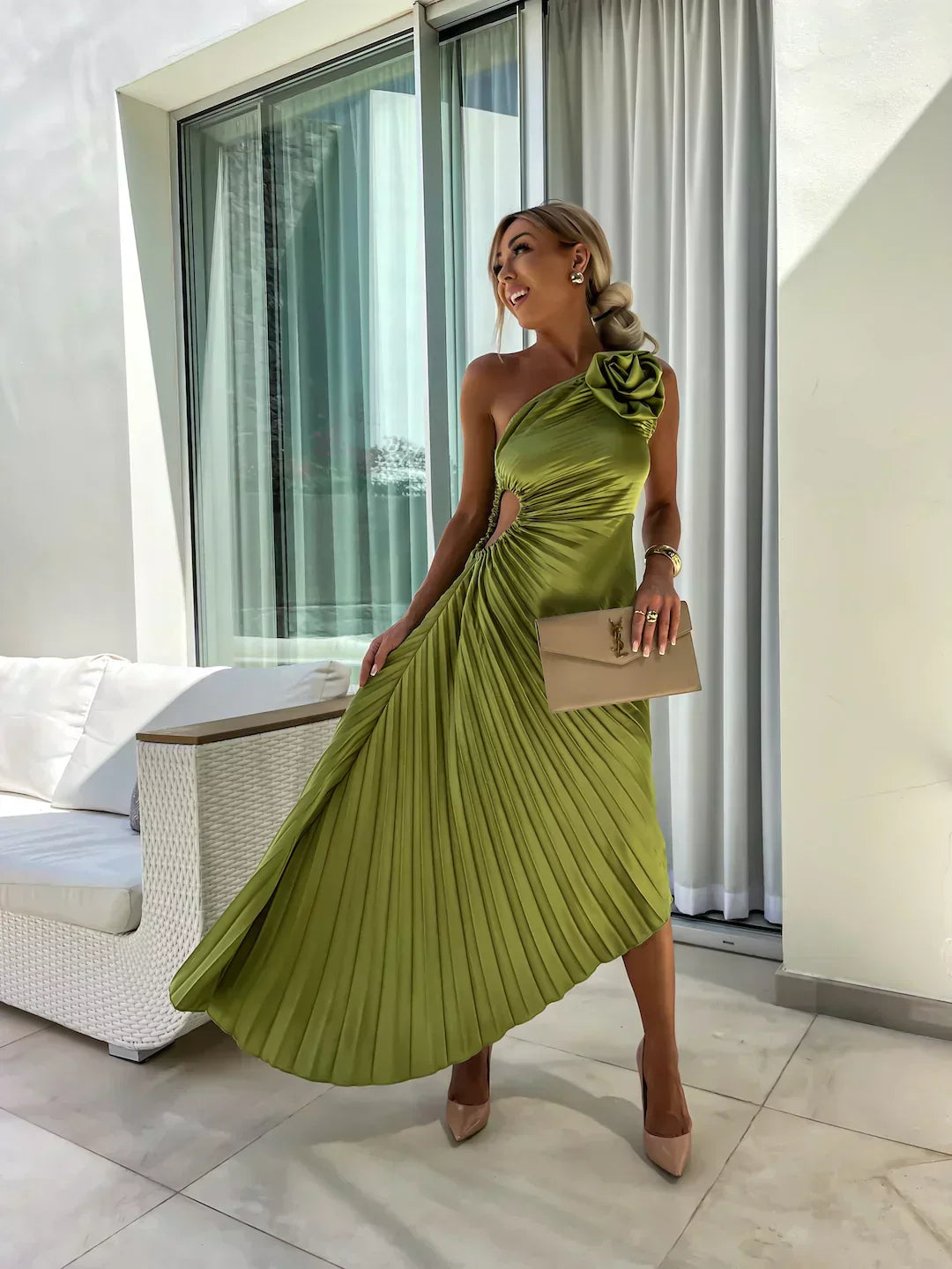 LIZBETH | Dress with Flowers on the Shoulders